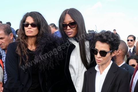 20 novembre 2017 : Au cimetière à travers pour l'enterrement de Azzedine Alaïa au village de Sidi Bou Saïd, banlieue de Tunis, Naomi Campbell,  Farida Khelfa et Afef Jnifen se consolent