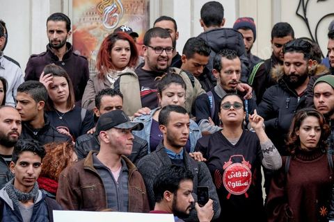9 janvier 2018 : En protestation à la hausse des prix et à la loi de Finances 2018, le mouvement « Fech Nestanew » a organisé une manifestation à l’avenue Habib Bourguiba de Tunis ce mardi 9 janvier 2018.Une petite centaine de manifestants se sont réunis à cette occasion devant le Théâtre municipal, « La loi de Finances doit être abandonnée », criaient notamment les protestataires, avant de se diriger vers le ministère de l’Intérieur en scandant des slogans hostiles au gouvernement et au ministère de l’Intérieur suite à la répression des manifestations en régions ces dernières 48h et la mort d'un manifestant à Tébourba dasn la grande banlieue de Tunis.