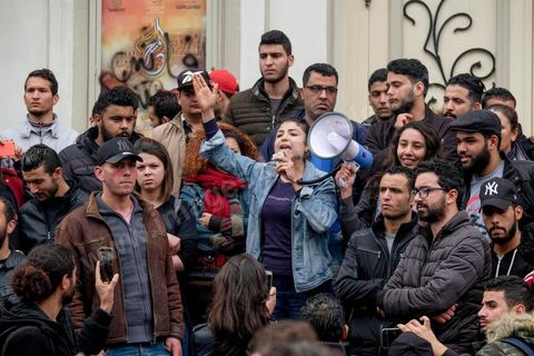 9 janvier 2018 : En protestation à la hausse des prix et à la loi de Finances 2018, le mouvement « Fech Nestanew » a organisé une manifestation à l’avenue Habib Bourguiba de Tunis ce mardi 9 janvier 2018.Une petite centaine de manifestants se sont réunis à cette occasion devant le Théâtre municipal, « La loi de Finances doit être abandonnée », criaient notamment les protestataires, avant de se diriger vers le ministère de l’Intérieur en scandant des slogans hostiles au gouvernement et au ministère de l’Intérieur suite à la répression des manifestations en régions ces dernières 48h et la mort d'un manifestant à Tébourba dasn la grande banlieue de Tunis.