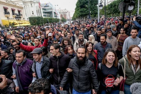 9 janvier 2018 : En protestation à la hausse des prix et à la loi de Finances 2018, le mouvement « Fech Nestanew » a organisé une manifestation à l’avenue Habib Bourguiba de Tunis ce mardi 9 janvier 2018.Une petite centaine de manifestants se sont réunis à cette occasion devant le Théâtre municipal, « La loi de Finances doit être abandonnée », criaient notamment les protestataires, avant de se diriger vers le ministère de l’Intérieur en scandant des slogans hostiles au gouvernement et au ministère de l’Intérieur suite à la répression des manifestations en régions ces dernières 48h et la mort d'un manifestant à Tébourba dasn la grande banlieue de Tunis.