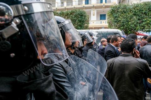 9 janvier 2018 : En protestation à la hausse des prix et à la loi de Finances 2018, le mouvement « Fech Nestanew » a organisé une manifestation à l’avenue Habib Bourguiba de Tunis ce mardi 9 janvier 2018.Une petite centaine de manifestants se sont réunis à cette occasion devant le Théâtre municipal, « La loi de Finances doit être abandonnée », criaient notamment les protestataires, avant de se diriger vers le ministère de l’Intérieur en scandant des slogans hostiles au gouvernement et au ministère de l’Intérieur suite à la répression des manifestations en régions ces dernières 48h et la mort d'un manifestant à Tébourba dasn la grande banlieue de Tunis.