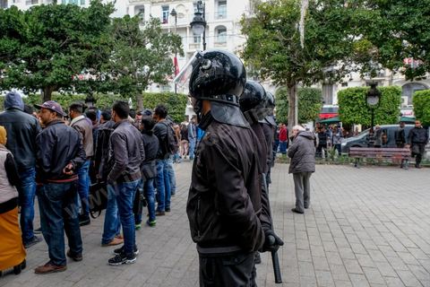 9 janvier 2018 : En protestation à la hausse des prix et à la loi de Finances 2018, le mouvement « Fech Nestanew » a organisé une manifestation à l’avenue Habib Bourguiba de Tunis ce mardi 9 janvier 2018.Une petite centaine de manifestants se sont réunis à cette occasion devant le Théâtre municipal, « La loi de Finances doit être abandonnée », criaient notamment les protestataires, avant de se diriger vers le ministère de l’Intérieur en scandant des slogans hostiles au gouvernement et au ministère de l’Intérieur suite à la répression des manifestations en régions ces dernières 48h et la mort d'un manifestant à Tébourba dasn la grande banlieue de Tunis.