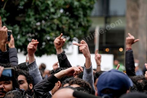 9 janvier 2018 : En protestation à la hausse des prix et à la loi de Finances 2018, le mouvement « Fech Nestanew » a organisé une manifestation à l’avenue Habib Bourguiba de Tunis ce mardi 9 janvier 2018.Une petite centaine de manifestants se sont réunis à cette occasion devant le Théâtre municipal, « La loi de Finances doit être abandonnée », criaient notamment les protestataires, avant de se diriger vers le ministère de l’Intérieur en scandant des slogans hostiles au gouvernement et au ministère de l’Intérieur suite à la répression des manifestations en régions ces dernières 48h et la mort d'un manifestant à Tébourba dasn la grande banlieue de Tunis.