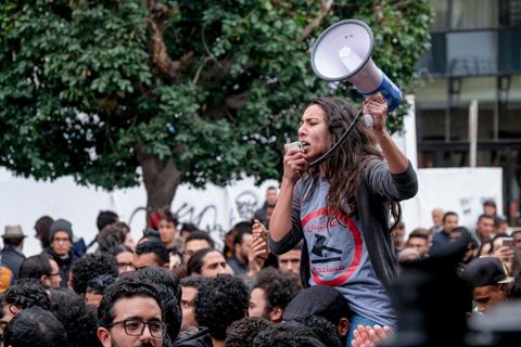 9 janvier 2018 : En protestation à la hausse des prix et à la loi de Finances 2018, le mouvement « Fech Nestanew » a organisé une manifestation à l’avenue Habib Bourguiba de Tunis ce mardi 9 janvier 2018.Une petite centaine de manifestants se sont réunis à cette occasion devant le Théâtre municipal, « La loi de Finances doit être abandonnée », criaient notamment les protestataires, avant de se diriger vers le ministère de l’Intérieur en scandant des slogans hostiles au gouvernement et au ministère de l’Intérieur suite à la répression des manifestations en régions ces dernières 48h et la mort d'un manifestant à Tébourba dasn la grande banlieue de Tunis.