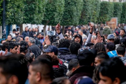 9 janvier 2018 : En protestation à la hausse des prix et à la loi de Finances 2018, le mouvement « Fech Nestanew » a organisé une manifestation à l’avenue Habib Bourguiba de Tunis ce mardi 9 janvier 2018.Une petite centaine de manifestants se sont réunis à cette occasion devant le Théâtre municipal, « La loi de Finances doit être abandonnée », criaient notamment les protestataires, avant de se diriger vers le ministère de l’Intérieur en scandant des slogans hostiles au gouvernement et au ministère de l’Intérieur suite à la répression des manifestations en régions ces dernières 48h et la mort d'un manifestant à Tébourba dasn la grande banlieue de Tunis.
