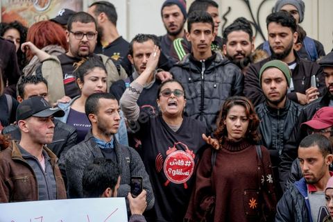 9 janvier 2018 : En protestation à la hausse des prix et à la loi de Finances 2018, le mouvement « Fech Nestanew » a organisé une manifestation à l’avenue Habib Bourguiba de Tunis ce mardi 9 janvier 2018.Une petite centaines de manifestants se sont réunis à cette occasion devant le Théâtre municipl, « La loi de Finances doit être abandonnée », criaient notamment les protestataires, avant de se diriger vers le ministère de l’Intérieur en scandant des slogans hostiles au gouvernement et au ministère de l’Intérieur suite à la répression des manifestations en régions ces dernières 48h et la mort d'un manifestatnt à Tébourba.