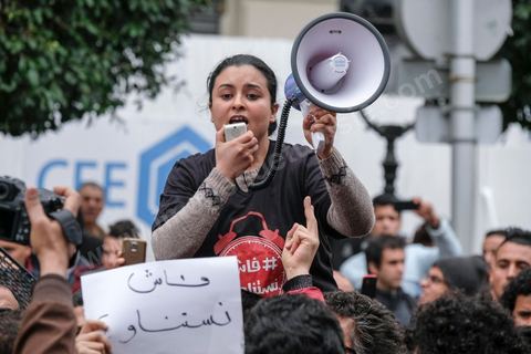 9 janvier 2018 : En protestation à la hausse des prix et à la loi de Finances 2018, le mouvement « Fech Nestanew » a organisé une manifestation à l’avenue Habib Bourguiba de Tunis ce mardi 9 janvier 2018.Une petite centaines de manifestants se sont réunis à cette occasion devant le Théâtre municipl, « La loi de Finances doit être abandonnée », criaient notamment les protestataires, avant de se diriger vers le ministère de l’Intérieur en scandant des slogans hostiles au gouvernement et au ministère de l’Intérieur suite à la répression des manifestations en régions ces dernières 48h et la mort d'un manifestatnt à Tébourba.
