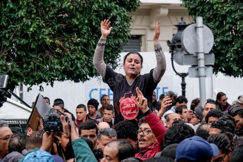 9 janvier 2018 : En protestation à la hausse des prix et à la loi de Finances 2018, le mouvement « Fech Nestanew » a organisé une manifestation à l’avenue Habib Bourguiba de Tunis ce mardi 9 janvier 2018.Une petite centaines de manifestants se sont réunis à cette occasion devant le Théâtre municipl, « La loi de Finances doit être abandonnée », criaient notamment les protestataires, avant de se diriger vers le ministère de l’Intérieur en scandant des slogans hostiles au gouvernement et au ministère de l’Intérieur suite à la répression des manifestations en régions ces dernières 48h et la mort d'un manifestatnt à Tébourba.