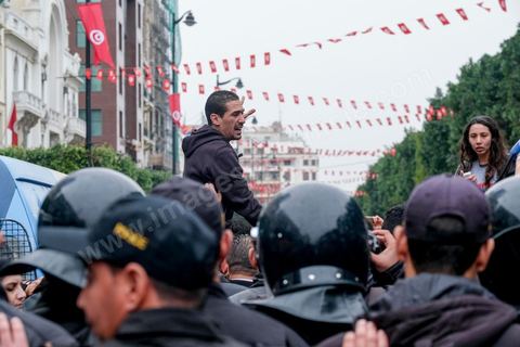 9 janvier 2018 : En protestation à la hausse des prix et à la loi de Finances 2018, le mouvement « Fech Nestanew » a organisé une manifestation à l’avenue Habib Bourguiba de Tunis ce mardi 9 janvier 2018.Une petite centaines de manifestants se sont réunis à cette occasion devant le Théâtre municipl, « La loi de Finances doit être abandonnée », criaient notamment les protestataires, avant de se diriger vers le ministère de l’Intérieur en scandant des slogans hostiles au gouvernement et au ministère de l’Intérieur suite à la répression des manifestations en régions ces dernières 48h et la mort d'un manifestatnt à Tébourba.