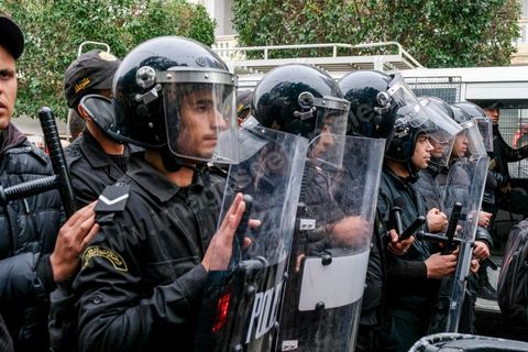 9 janvier 2018 : En protestation à la hausse des prix et à la loi de Finances 2018, le mouvement « Fech Nestanew » a organisé une manifestation à l’avenue Habib Bourguiba de Tunis ce mardi 9 janvier 2018.Une petite centaines de manifestants se sont réunis à cette occasion devant le Théâtre municipl, « La loi de Finances doit être abandonnée », criaient notamment les protestataires, avant de se diriger vers le ministère de l’Intérieur en scandant des slogans hostiles au gouvernement et au ministère de l’Intérieur suite à la répression des manifestations en régions ces dernières 48h et la mort d'un manifestatnt à Tébourba.