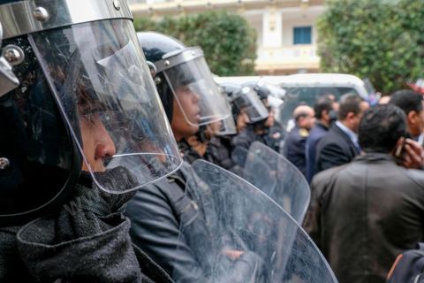 9 janvier 2018 : En protestation à la hausse des prix et à la loi de Finances 2018, le mouvement « Fech Nestanew » a organisé une manifestation à l’avenue Habib Bourguiba de Tunis ce mardi 9 janvier 2018.Une petite centaines de manifestants se sont réunis à cette occasion devant le Théâtre municipl, « La loi de Finances doit être abandonnée », criaient notamment les protestataires, avant de se diriger vers le ministère de l’Intérieur en scandant des slogans hostiles au gouvernement et au ministère de l’Intérieur suite à la répression des manifestations en régions ces dernières 48h et la mort d'un manifestatnt à Tébourba.