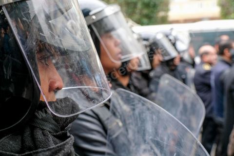 9 janvier 2018 : En protestation à la hausse des prix et à la loi de Finances 2018, le mouvement « Fech Nestanew » a organisé une manifestation à l’avenue Habib Bourguiba de Tunis ce mardi 9 janvier 2018.Une petite centaines de manifestants se sont réunis à cette occasion devant le Théâtre municipl, « La loi de Finances doit être abandonnée », criaient notamment les protestataires, avant de se diriger vers le ministère de l’Intérieur en scandant des slogans hostiles au gouvernement et au ministère de l’Intérieur suite à la répression des manifestations en régions ces dernières 48h et la mort d'un manifestatnt à Tébourba.
