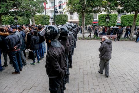 9 janvier 2018 : En protestation à la hausse des prix et à la loi de Finances 2018, le mouvement « Fech Nestanew » a organisé une manifestation à l’avenue Habib Bourguiba de Tunis ce mardi 9 janvier 2018.Une petite centaines de manifestants se sont réunis à cette occasion devant le Théâtre municipl, « La loi de Finances doit être abandonnée », criaient notamment les protestataires, avant de se diriger vers le ministère de l’Intérieur en scandant des slogans hostiles au gouvernement et au ministère de l’Intérieur suite à la répression des manifestations en régions ces dernières 48h et la mort d'un manifestatnt à Tébourba.