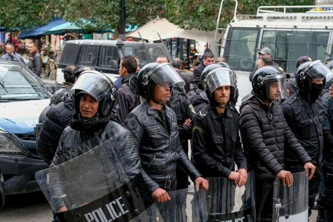 9 janvier 2018 : En protestation à la hausse des prix et à la loi de Finances 2018, le mouvement « Fech Nestanew » a organisé une manifestation à l’avenue Habib Bourguiba de Tunis ce mardi 9 janvier 2018.Une petite centaines de manifestants se sont réunis à cette occasion devant le Théâtre municipl, « La loi de Finances doit être abandonnée », criaient notamment les protestataires, avant de se diriger vers le ministère de l’Intérieur en scandant des slogans hostiles au gouvernement et au ministère de l’Intérieur suite à la répression des manifestations en régions ces dernières 48h et la mort d'un manifestatnt à Tébourba.