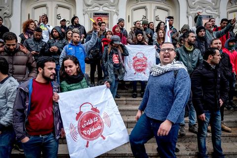 12 janvier 2018 : à l'appel du mouvement "Fech Nestannew" ("Qu'est-ce qu'on attend"), qui a lancé en début d'année la contestation contre la hausse des prix, près de 200 manifestants, la plupart des jeunes de moins de 25 ans, se sont rassemblés dans le centre de Tunis avant de défiler jusqu'au gouvernorat. Les protestataires ont levé des cartons jaunes et rouges en criant : "Le peuple veut la chute de la loi de finances" de 2018, "Le peuple en a marre des nouveaux Trabelsi" - la belle famille du président déchu Zine el Abidine Ben Ali, symbole de la corruption de l'ancien régime. "On estime qu'un dialogue et des réformes sont encore possibles. Le carton jaune, c'est pour dire 'attention' : Il est temps aujourd'hui de s'attaquer aux vrais problèmes : la crise économique, la cherté de la vie, etc... 