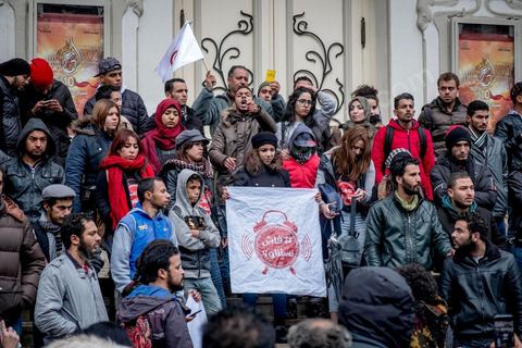 12 janvier 2018 : à l'appel du mouvement "Fech Nestannew" ("Qu'est-ce qu'on attend"), qui a lancé en début d'année la contestation contre la hausse des prix, près de 200 manifestants, la plupart des jeunes de moins de 25 ans, se sont rassemblés dans le centre de Tunis avant de défiler jusqu'au gouvernorat. Les protestataires ont levé des cartons jaunes et rouges en criant : "Le peuple veut la chute de la loi de finances" de 2018, "Le peuple en a marre des nouveaux Trabelsi" - la belle famille du président déchu Zine el Abidine Ben Ali, symbole de la corruption de l'ancien régime. "On estime qu'un dialogue et des réformes sont encore possibles. Le carton jaune, c'est pour dire 'attention' : Il est temps aujourd'hui de s'attaquer aux vrais problèmes : la crise économique, la cherté de la vie, etc... 