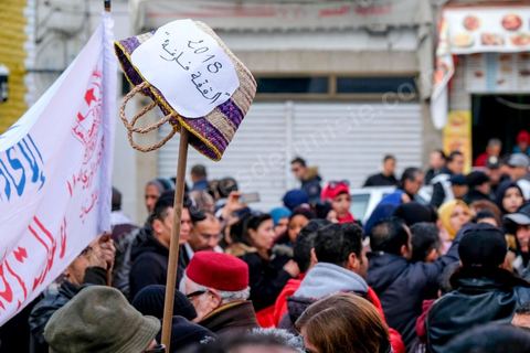 14 janvier 2018 : commémoration sur l'avenue Habib Bourguiba à Tunis du 7ème anniversaire d ela Révolution tunisienne et du départ de Ben Ali. DAsn un contexte de fortes tensions sociales et d'affrontements de jeunes avec la police dasn plusisuers villes de Tunisie depuis une semaine, la journée fut étonnament calme, peu de manifestants et de revnedications sociales face à une très forte présence policière. certains exprimaaient leur fierté, mais d'autres criaient surtout leur colère face à la persistance des maux - pauvreté, chômage et corruption - à l'origine de la chute de la dictature. Des membres du collectif citoyen « Manich Msamah » (« Je ne pardonnerai pas ») ont défilé en brandissant les photos de « martyrs » de la révolution tandis que des jeunes manifestaient pour l'emploi. Des partis politiques avaient installé des stands.