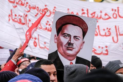 14 janvier 2018 : commémoration sur l'avenue Habib Bourguiba à Tunis du 7ème anniversaire d ela Révolution tunisienne et du départ de Ben Ali. DAsn un contexte de fortes tensions sociales et d'affrontements de jeunes avec la police dasn plusisuers villes de Tunisie depuis une semaine, la journée fut étonnament calme, peu de manifestants et de revnedications sociales face à une très forte présence policière. certains exprimaaient leur fierté, mais d'autres criaient surtout leur colère face à la persistance des maux - pauvreté, chômage et corruption - à l'origine de la chute de la dictature. Des membres du collectif citoyen « Manich Msamah » (« Je ne pardonnerai pas ») ont défilé en brandissant les photos de « martyrs » de la révolution tandis que des jeunes manifestaient pour l'emploi. Des partis politiques avaient installé des stands.