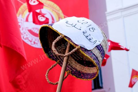 14 janvier 2018 : commémoration sur l'avenue Habib Bourguiba à Tunis du 7ème anniversaire d ela Révolution tunisienne et du départ de Ben Ali. DAsn un contexte de fortes tensions sociales et d'affrontements de jeunes avec la police dasn plusisuers villes de Tunisie depuis une semaine, la journée fut étonnament calme, peu de manifestants et de revnedications sociales face à une très forte présence policière. certains exprimaaient leur fierté, mais d'autres criaient surtout leur colère face à la persistance des maux - pauvreté, chômage et corruption - à l'origine de la chute de la dictature. Des membres du collectif citoyen « Manich Msamah » (« Je ne pardonnerai pas ») ont défilé en brandissant les photos de « martyrs » de la révolution tandis que des jeunes manifestaient pour l'emploi. Des partis politiques avaient installé des stands.