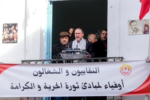 14 janvier 2018 : commémoration sur l'avenue Habib Bourguiba à Tunis du 7ème anniversaire d ela Révolution tunisienne et du départ de Ben Ali. DAsn un contexte de fortes tensions sociales et d'affrontements de jeunes avec la police dasn plusisuers villes de Tunisie depuis une semaine, la journée fut étonnament calme, peu de manifestants et de revnedications sociales face à une très forte présence policière. certains exprimaaient leur fierté, mais d'autres criaient surtout leur colère face à la persistance des maux - pauvreté, chômage et corruption - à l'origine de la chute de la dictature. Des membres du collectif citoyen « Manich Msamah » (« Je ne pardonnerai pas ») ont défilé en brandissant les photos de « martyrs » de la révolution tandis que des jeunes manifestaient pour l'emploi. Des partis politiques avaient installé des stands.