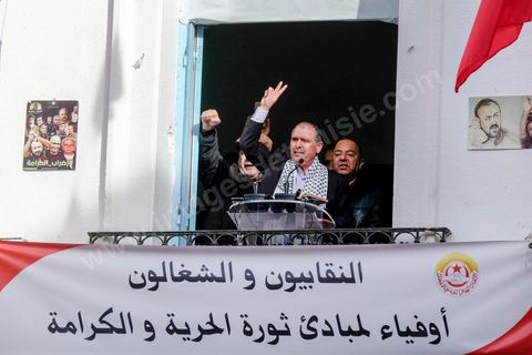 14 janvier 2018 : commémoration sur l'avenue Habib Bourguiba à Tunis du 7ème anniversaire d ela Révolution tunisienne et du départ de Ben Ali. DAsn un contexte de fortes tensions sociales et d'affrontements de jeunes avec la police dasn plusisuers villes de Tunisie depuis une semaine, la journée fut étonnament calme, peu de manifestants et de revnedications sociales face à une très forte présence policière. certains exprimaaient leur fierté, mais d'autres criaient surtout leur colère face à la persistance des maux - pauvreté, chômage et corruption - à l'origine de la chute de la dictature. Des membres du collectif citoyen « Manich Msamah » (« Je ne pardonnerai pas ») ont défilé en brandissant les photos de « martyrs » de la révolution tandis que des jeunes manifestaient pour l'emploi. Des partis politiques avaient installé des stands.
