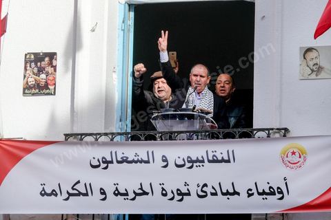 14 janvier 2018 : commémoration sur l'avenue Habib Bourguiba à Tunis du 7ème anniversaire d ela Révolution tunisienne et du départ de Ben Ali. DAsn un contexte de fortes tensions sociales et d'affrontements de jeunes avec la police dasn plusisuers villes de Tunisie depuis une semaine, la journée fut étonnament calme, peu de manifestants et de revnedications sociales face à une très forte présence policière. certains exprimaaient leur fierté, mais d'autres criaient surtout leur colère face à la persistance des maux - pauvreté, chômage et corruption - à l'origine de la chute de la dictature. Des membres du collectif citoyen « Manich Msamah » (« Je ne pardonnerai pas ») ont défilé en brandissant les photos de « martyrs » de la révolution tandis que des jeunes manifestaient pour l'emploi. Des partis politiques avaient installé des stands.