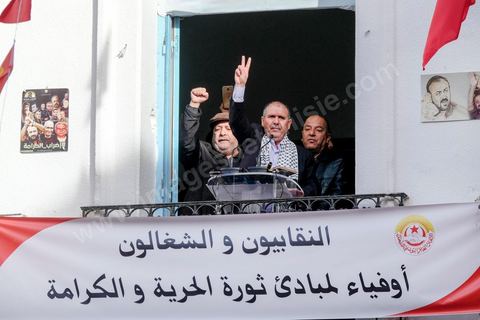 14 janvier 2018 : commémoration sur l'avenue Habib Bourguiba à Tunis du 7ème anniversaire d ela Révolution tunisienne et du départ de Ben Ali. Dans un contexte de fortes tensions sociales et d'affrontements de jeunes avec la police dasn plusisuers villes de Tunisie depuis une semaine, la journée fut étonnament calme, peu de manifestants et de revnedications sociales face à une très forte présence policière. certains exprimaaient leur fierté, mais d'autres criaient surtout leur colère face à la persistance des maux - pauvreté, chômage et corruption - à l'origine de la chute de la dictature. Des membres du collectif citoyen « Manich Msamah » (« Je ne pardonnerai pas ») ont défilé en brandissant les photos de « martyrs » de la révolution tandis que des jeunes manifestaient pour l'emploi. Des partis politiques avaient installé des stands.