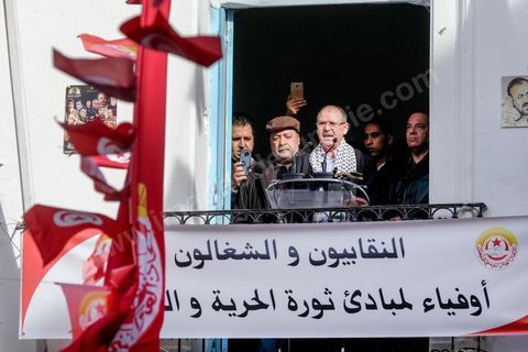 14 janvier 2018 : commémoration sur l'avenue Habib Bourguiba à Tunis du 7ème anniversaire d ela Révolution tunisienne et du départ de Ben Ali. DAsn un contexte de fortes tensions sociales et d'affrontements de jeunes avec la police dasn plusisuers villes de Tunisie depuis une semaine, la journée fut étonnament calme, peu de manifestants et de revnedications sociales face à une très forte présence policière. certains exprimaaient leur fierté, mais d'autres criaient surtout leur colère face à la persistance des maux - pauvreté, chômage et corruption - à l'origine de la chute de la dictature. Des membres du collectif citoyen « Manich Msamah » (« Je ne pardonnerai pas ») ont défilé en brandissant les photos de « martyrs » de la révolution tandis que des jeunes manifestaient pour l'emploi. Des partis politiques avaient installé des stands.