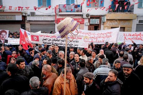 14 janvier 2018 : commémoration sur l'avenue Habib Bourguiba à Tunis du 7ème anniversaire d ela Révolution tunisienne et du départ de Ben Ali. DAsn un contexte de fortes tensions sociales et d'affrontements de jeunes avec la police dasn plusisuers villes de Tunisie depuis une semaine, la journée fut étonnament calme, peu de manifestants et de revnedications sociales face à une très forte présence policière. certains exprimaaient leur fierté, mais d'autres criaient surtout leur colère face à la persistance des maux - pauvreté, chômage et corruption - à l'origine de la chute de la dictature. Des membres du collectif citoyen « Manich Msamah » (« Je ne pardonnerai pas ») ont défilé en brandissant les photos de « martyrs » de la révolution tandis que des jeunes manifestaient pour l'emploi. Des partis politiques avaient installé des stands.