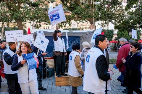 14 janvier 2018 : commémoration sur l'avenue Habib Bourguiba à Tunis du 7ème anniversaire d ela Révolution tunisienne et du départ de Ben Ali. DAsn un contexte de fortes tensions sociales et d'affrontements de jeunes avec la police dasn plusisuers villes de Tunisie depuis une semaine, la journée fut étonnament calme, peu de manifestants et de revnedications sociales face à une très forte présence policière. certains exprimaaient leur fierté, mais d'autres criaient surtout leur colère face à la persistance des maux - pauvreté, chômage et corruption - à l'origine de la chute de la dictature. Des membres du collectif citoyen « Manich Msamah » (« Je ne pardonnerai pas ») ont défilé en brandissant les photos de « martyrs » de la révolution tandis que des jeunes manifestaient pour l'emploi. Des partis politiques avaient installé des stands.
