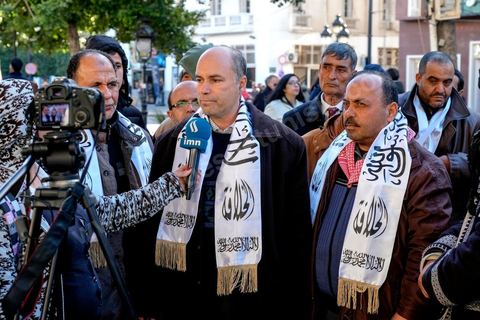14 janvier 2018 : commémoration sur l'avenue Habib Bourguiba à Tunis du 7ème anniversaire d ela Révolution tunisienne et du départ de Ben Ali. DAsn un contexte de fortes tensions sociales et d'affrontements de jeunes avec la police dasn plusisuers villes de Tunisie depuis une semaine, la journée fut étonnament calme, peu de manifestants et de revnedications sociales face à une très forte présence policière. certains exprimaaient leur fierté, mais d'autres criaient surtout leur colère face à la persistance des maux - pauvreté, chômage et corruption - à l'origine de la chute de la dictature. Des membres du collectif citoyen « Manich Msamah » (« Je ne pardonnerai pas ») ont défilé en brandissant les photos de « martyrs » de la révolution tandis que des jeunes manifestaient pour l'emploi. Des partis politiques avaient installé des stands.