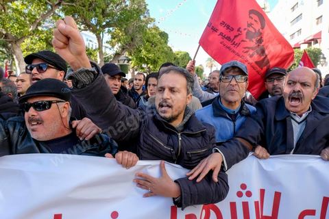 14 janvier 2018 : commémoration sur l'avenue Habib Bourguiba à Tunis du 7ème anniversaire d ela Révolution tunisienne et du départ de Ben Ali. DAsn un contexte de fortes tensions sociales et d'affrontements de jeunes avec la police dasn plusisuers villes de Tunisie depuis une semaine, la journée fut étonnament calme, peu de manifestants et de revnedications sociales face à une très forte présence policière. certains exprimaaient leur fierté, mais d'autres criaient surtout leur colère face à la persistance des maux - pauvreté, chômage et corruption - à l'origine de la chute de la dictature. Des membres du collectif citoyen « Manich Msamah » (« Je ne pardonnerai pas ») ont défilé en brandissant les photos de « martyrs » de la révolution tandis que des jeunes manifestaient pour l'emploi. Des partis politiques avaient installé des stands.