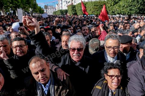 14 janvier 2018 : commémoration sur l'avenue Habib Bourguiba à Tunis du 7ème anniversaire d ela Révolution tunisienne et du départ de Ben Ali. DAsn un contexte de fortes tensions sociales et d'affrontements de jeunes avec la police dasn plusisuers villes de Tunisie depuis une semaine, la journée fut étonnament calme, peu de manifestants et de revnedications sociales face à une très forte présence policière. certains exprimaaient leur fierté, mais d'autres criaient surtout leur colère face à la persistance des maux - pauvreté, chômage et corruption - à l'origine de la chute de la dictature. Des membres du collectif citoyen « Manich Msamah » (« Je ne pardonnerai pas ») ont défilé en brandissant les photos de « martyrs » de la révolution tandis que des jeunes manifestaient pour l'emploi. Des partis politiques avaient installé des stands.