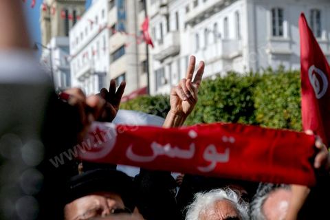 14 janvier 2018 : commémoration sur l'avenue Habib Bourguiba à Tunis du 7ème anniversaire d ela Révolution tunisienne et du départ de Ben Ali. DAsn un contexte de fortes tensions sociales et d'affrontements de jeunes avec la police dasn plusisuers villes de Tunisie depuis une semaine, la journée fut étonnament calme, peu de manifestants et de revnedications sociales face à une très forte présence policière. certains exprimaaient leur fierté, mais d'autres criaient surtout leur colère face à la persistance des maux - pauvreté, chômage et corruption - à l'origine de la chute de la dictature. Des membres du collectif citoyen « Manich Msamah » (« Je ne pardonnerai pas ») ont défilé en brandissant les photos de « martyrs » de la révolution tandis que des jeunes manifestaient pour l'emploi. Des partis politiques avaient installé des stands.