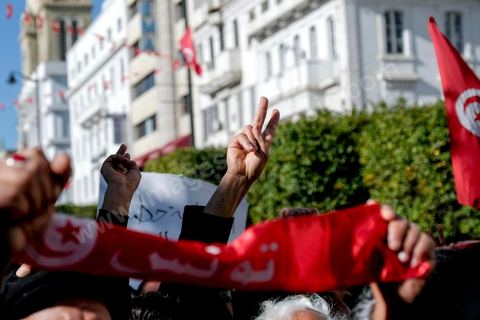 14 janvier 2018 : commémoration sur l'avenue Habib Bourguiba à Tunis du 7ème anniversaire d ela Révolution tunisienne et du départ de Ben Ali. DAsn un contexte de fortes tensions sociales et d'affrontements de jeunes avec la police dasn plusisuers villes de Tunisie depuis une semaine, la journée fut étonnament calme, peu de manifestants et de revnedications sociales face à une très forte présence policière. certains exprimaaient leur fierté, mais d'autres criaient surtout leur colère face à la persistance des maux - pauvreté, chômage et corruption - à l'origine de la chute de la dictature. Des membres du collectif citoyen « Manich Msamah » (« Je ne pardonnerai pas ») ont défilé en brandissant les photos de « martyrs » de la révolution tandis que des jeunes manifestaient pour l'emploi. Des partis politiques avaient installé des stands.