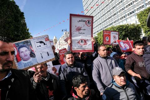 14 janvier 2018 : commémoration sur l'avenue Habib Bourguiba à Tunis du 7ème anniversaire d ela Révolution tunisienne et du départ de Ben Ali. DAsn un contexte de fortes tensions sociales et d'affrontements de jeunes avec la police dasn plusisuers villes de Tunisie depuis une semaine, la journée fut étonnament calme, peu de manifestants et de revnedications sociales face à une très forte présence policière. certains exprimaaient leur fierté, mais d'autres criaient surtout leur colère face à la persistance des maux - pauvreté, chômage et corruption - à l'origine de la chute de la dictature. Des membres du collectif citoyen « Manich Msamah » (« Je ne pardonnerai pas ») ont défilé en brandissant les photos de « martyrs » de la révolution tandis que des jeunes manifestaient pour l'emploi. Des partis politiques avaient installé des stands.