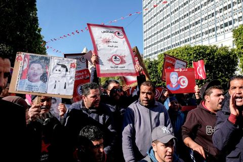 14 janvier 2018 : commémoration sur l'avenue Habib Bourguiba à Tunis du 7ème anniversaire d ela Révolution tunisienne et du départ de Ben Ali. DAsn un contexte de fortes tensions sociales et d'affrontements de jeunes avec la police dasn plusisuers villes de Tunisie depuis une semaine, la journée fut étonnament calme, peu de manifestants et de revnedications sociales face à une très forte présence policière. certains exprimaaient leur fierté, mais d'autres criaient surtout leur colère face à la persistance des maux - pauvreté, chômage et corruption - à l'origine de la chute de la dictature. Des membres du collectif citoyen « Manich Msamah » (« Je ne pardonnerai pas ») ont défilé en brandissant les photos de « martyrs » de la révolution tandis que des jeunes manifestaient pour l'emploi. Des partis politiques avaient installé des stands.