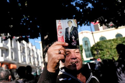 14 janvier 2018 : commémoration sur l'avenue Habib Bourguiba à Tunis du 7ème anniversaire d ela Révolution tunisienne et du départ de Ben Ali. DAsn un contexte de fortes tensions sociales et d'affrontements de jeunes avec la police dasn plusisuers villes de Tunisie depuis une semaine, la journée fut étonnament calme, peu de manifestants et de revnedications sociales face à une très forte présence policière. certains exprimaaient leur fierté, mais d'autres criaient surtout leur colère face à la persistance des maux - pauvreté, chômage et corruption - à l'origine de la chute de la dictature. Des membres du collectif citoyen « Manich Msamah » (« Je ne pardonnerai pas ») ont défilé en brandissant les photos de « martyrs » de la révolution tandis que des jeunes manifestaient pour l'emploi. Des partis politiques avaient installé des stands.