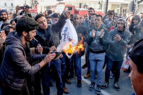 14 janvier 2018 : commémoration sur l'avenue Habib Bourguiba à Tunis du 7ème anniversaire d ela Révolution tunisienne et du départ de Ben Ali. DAsn un contexte de fortes tensions sociales et d'affrontements de jeunes avec la police dasn plusisuers villes de Tunisie depuis une semaine, la journée fut étonnament calme, peu de manifestants et de revnedications sociales face à une très forte présence policière. certains exprimaaient leur fierté, mais d'autres criaient surtout leur colère face à la persistance des maux - pauvreté, chômage et corruption - à l'origine de la chute de la dictature. Des membres du collectif citoyen « Manich Msamah » (« Je ne pardonnerai pas ») ont défilé en brandissant les photos de « martyrs » de la révolution tandis que des jeunes manifestaient pour l'emploi. Des partis politiques avaient installé des stands.