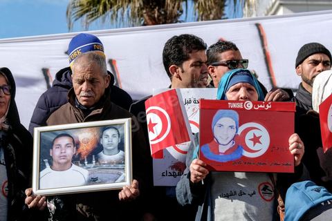 14 janvier 2018 : commémoration sur l'avenue Habib Bourguiba à Tunis du 7ème anniversaire d ela Révolution tunisienne et du départ de Ben Ali. DAsn un contexte de fortes tensions sociales et d'affrontements de jeunes avec la police dasn plusisuers villes de Tunisie depuis une semaine, la journée fut étonnament calme, peu de manifestants et de revnedications sociales face à une très forte présence policière. certains exprimaaient leur fierté, mais d'autres criaient surtout leur colère face à la persistance des maux - pauvreté, chômage et corruption - à l'origine de la chute de la dictature. Des membres du collectif citoyen « Manich Msamah » (« Je ne pardonnerai pas ») ont défilé en brandissant les photos de « martyrs » de la révolution tandis que des jeunes manifestaient pour l'emploi. Des partis politiques avaient installé des stands.