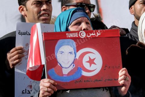 14 janvier 2018 : commémoration sur l'avenue Habib Bourguiba à Tunis du 7ème anniversaire d ela Révolution tunisienne et du départ de Ben Ali. DAsn un contexte de fortes tensions sociales et d'affrontements de jeunes avec la police dasn plusisuers villes de Tunisie depuis une semaine, la journée fut étonnament calme, peu de manifestants et de revnedications sociales face à une très forte présence policière. certains exprimaaient leur fierté, mais d'autres criaient surtout leur colère face à la persistance des maux - pauvreté, chômage et corruption - à l'origine de la chute de la dictature. Des membres du collectif citoyen « Manich Msamah » (« Je ne pardonnerai pas ») ont défilé en brandissant les photos de « martyrs » de la révolution tandis que des jeunes manifestaient pour l'emploi. Des partis politiques avaient installé des stands.