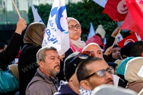 14 janvier 2018 : commémoration sur l'avenue Habib Bourguiba à Tunis du 7ème anniversaire d ela Révolution tunisienne et du départ de Ben Ali. DAsn un contexte de fortes tensions sociales et d'affrontements de jeunes avec la police dasn plusisuers villes de Tunisie depuis une semaine, la journée fut étonnament calme, peu de manifestants et de revnedications sociales face à une très forte présence policière. certains exprimaaient leur fierté, mais d'autres criaient surtout leur colère face à la persistance des maux - pauvreté, chômage et corruption - à l'origine de la chute de la dictature. Des membres du collectif citoyen « Manich Msamah » (« Je ne pardonnerai pas ») ont défilé en brandissant les photos de « martyrs » de la révolution tandis que des jeunes manifestaient pour l'emploi. Des partis politiques avaient installé des stands.
