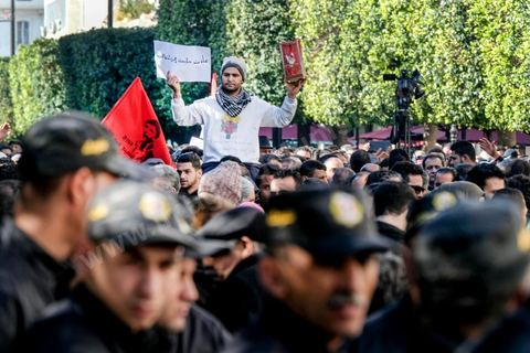 14 janvier 2018 : commémoration sur l'avenue Habib Bourguiba à Tunis du 7ème anniversaire d ela Révolution tunisienne et du départ de Ben Ali. DAsn un contexte de fortes tensions sociales et d'affrontements de jeunes avec la police dasn plusisuers villes de Tunisie depuis une semaine, la journée fut étonnament calme, peu de manifestants et de revnedications sociales face à une très forte présence policière. certains exprimaaient leur fierté, mais d'autres criaient surtout leur colère face à la persistance des maux - pauvreté, chômage et corruption - à l'origine de la chute de la dictature. Des membres du collectif citoyen « Manich Msamah » (« Je ne pardonnerai pas ») ont défilé en brandissant les photos de « martyrs » de la révolution tandis que des jeunes manifestaient pour l'emploi. Des partis politiques avaient installé des stands.
