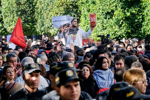 14 janvier 2018 : commémoration sur l'avenue Habib Bourguiba à Tunis du 7ème anniversaire d ela Révolution tunisienne et du départ de Ben Ali. DAsn un contexte de fortes tensions sociales et d'affrontements de jeunes avec la police dasn plusisuers villes de Tunisie depuis une semaine, la journée fut étonnament calme, peu de manifestants et de revnedications sociales face à une très forte présence policière. certains exprimaaient leur fierté, mais d'autres criaient surtout leur colère face à la persistance des maux - pauvreté, chômage et corruption - à l'origine de la chute de la dictature. Des membres du collectif citoyen « Manich Msamah » (« Je ne pardonnerai pas ») ont défilé en brandissant les photos de « martyrs » de la révolution tandis que des jeunes manifestaient pour l'emploi. Des partis politiques avaient installé des stands.