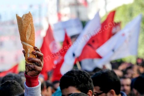 14 janvier 2018 : commémoration sur l'avenue Habib Bourguiba à Tunis du 7ème anniversaire d ela Révolution tunisienne et du départ de Ben Ali. DAsn un contexte de fortes tensions sociales et d'affrontements de jeunes avec la police dasn plusisuers villes de Tunisie depuis une semaine, la journée fut étonnament calme, peu de manifestants et de revnedications sociales face à une très forte présence policière. certains exprimaaient leur fierté, mais d'autres criaient surtout leur colère face à la persistance des maux - pauvreté, chômage et corruption - à l'origine de la chute de la dictature. Des membres du collectif citoyen « Manich Msamah » (« Je ne pardonnerai pas ») ont défilé en brandissant les photos de « martyrs » de la révolution tandis que des jeunes manifestaient pour l'emploi. Des partis politiques avaient installé des stands.
