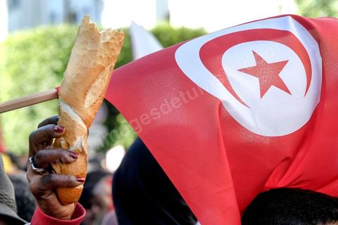 14 janvier 2018 : commémoration sur l'avenue Habib Bourguiba à Tunis du 7ème anniversaire d ela Révolution tunisienne et du départ de Ben Ali. DAsn un contexte de fortes tensions sociales et d'affrontements de jeunes avec la police dasn plusisuers villes de Tunisie depuis une semaine, la journée fut étonnament calme, peu de manifestants et de revnedications sociales face à une très forte présence policière. certains exprimaaient leur fierté, mais d'autres criaient surtout leur colère face à la persistance des maux - pauvreté, chômage et corruption - à l'origine de la chute de la dictature. Des membres du collectif citoyen « Manich Msamah » (« Je ne pardonnerai pas ») ont défilé en brandissant les photos de « martyrs » de la révolution tandis que des jeunes manifestaient pour l'emploi. Des partis politiques avaient installé des stands.