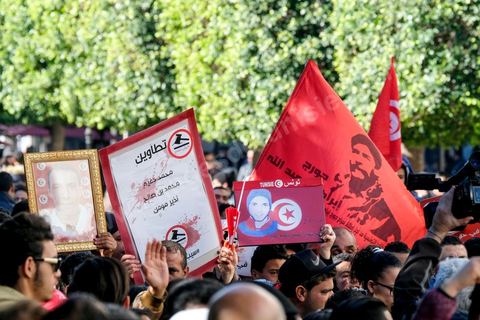 14 janvier 2018 : commémoration sur l'avenue Habib Bourguiba à Tunis du 7ème anniversaire d ela Révolution tunisienne et du départ de Ben Ali. DAsn un contexte de fortes tensions sociales et d'affrontements de jeunes avec la police dasn plusisuers villes de Tunisie depuis une semaine, la journée fut étonnament calme, peu de manifestants et de revnedications sociales face à une très forte présence policière. certains exprimaaient leur fierté, mais d'autres criaient surtout leur colère face à la persistance des maux - pauvreté, chômage et corruption - à l'origine de la chute de la dictature. Des membres du collectif citoyen « Manich Msamah » (« Je ne pardonnerai pas ») ont défilé en brandissant les photos de « martyrs » de la révolution tandis que des jeunes manifestaient pour l'emploi. Des partis politiques avaient installé des stands.