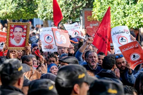 14 janvier 2018 : commémoration sur l'avenue Habib Bourguiba à Tunis du 7ème anniversaire d ela Révolution tunisienne et du départ de Ben Ali. DAsn un contexte de fortes tensions sociales et d'affrontements de jeunes avec la police dasn plusisuers villes de Tunisie depuis une semaine, la journée fut étonnament calme, peu de manifestants et de revnedications sociales face à une très forte présence policière. certains exprimaaient leur fierté, mais d'autres criaient surtout leur colère face à la persistance des maux - pauvreté, chômage et corruption - à l'origine de la chute de la dictature. Des membres du collectif citoyen « Manich Msamah » (« Je ne pardonnerai pas ») ont défilé en brandissant les photos de « martyrs » de la révolution tandis que des jeunes manifestaient pour l'emploi. Des partis politiques avaient installé des stands.