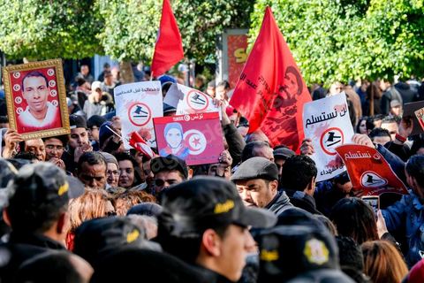 14 janvier 2018 : commémoration sur l'avenue Habib Bourguiba à Tunis du 7ème anniversaire d ela Révolution tunisienne et du départ de Ben Ali. DAsn un contexte de fortes tensions sociales et d'affrontements de jeunes avec la police dasn plusisuers villes de Tunisie depuis une semaine, la journée fut étonnament calme, peu de manifestants et de revnedications sociales face à une très forte présence policière. certains exprimaaient leur fierté, mais d'autres criaient surtout leur colère face à la persistance des maux - pauvreté, chômage et corruption - à l'origine de la chute de la dictature. Des membres du collectif citoyen « Manich Msamah » (« Je ne pardonnerai pas ») ont défilé en brandissant les photos de « martyrs » de la révolution tandis que des jeunes manifestaient pour l'emploi. Des partis politiques avaient installé des stands.