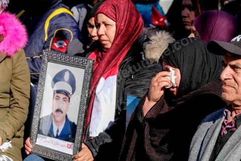 14 janvier 2018 : commémoration sur l'avenue Habib Bourguiba à Tunis du 7ème anniversaire d ela Révolution tunisienne et du départ de Ben Ali. DAsn un contexte de fortes tensions sociales et d'affrontements de jeunes avec la police dasn plusisuers villes de Tunisie depuis une semaine, la journée fut étonnament calme, peu de manifestants et de revnedications sociales face à une très forte présence policière. certains exprimaaient leur fierté, mais d'autres criaient surtout leur colère face à la persistance des maux - pauvreté, chômage et corruption - à l'origine de la chute de la dictature. Des membres du collectif citoyen « Manich Msamah » (« Je ne pardonnerai pas ») ont défilé en brandissant les photos de « martyrs » de la révolution tandis que des jeunes manifestaient pour l'emploi. Des partis politiques avaient installé des stands.